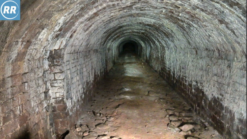 Middle tunnel to end image